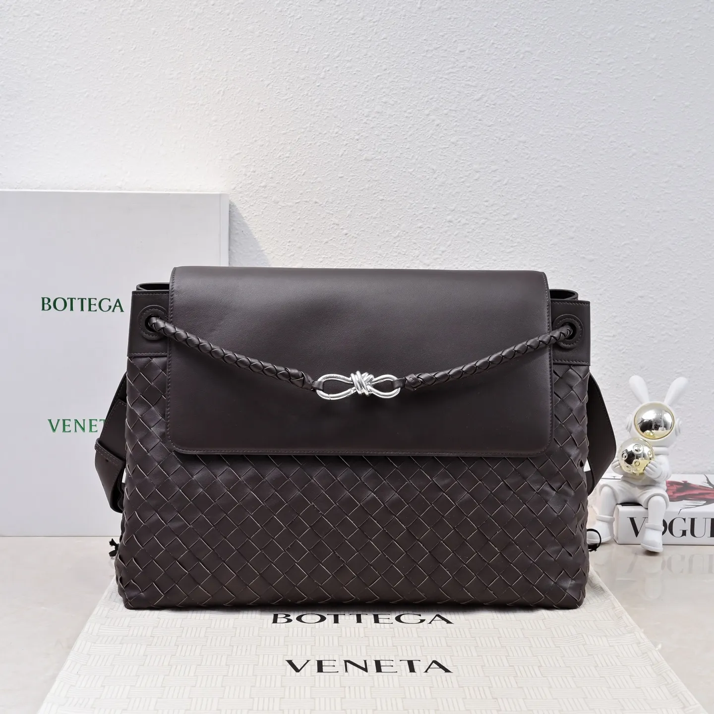 Batch 2960 BOTTEGA VENETA 2025 new men's ANDIAMO backpack Bottega Veneta's main recommendation is undoubtedly Andiamo. The first new favorite of 2025 is a men's splayed buckle bag. It can be seen that the designer has used many small ideas. The detachable cross-body strap is very convenient for elite office workers to carry their work diary. Reduce the burden on your hands when carrying office supplies. The interior is divided into two large compartments and a small zippered compartment. Unlike the women's model, the compartments here are not detachable. The fixed large single layer also makes it easier to pack lightly when going out to work and avoids the accumulation of too many small items. Style number: 5969 Size: 43*32*20cm